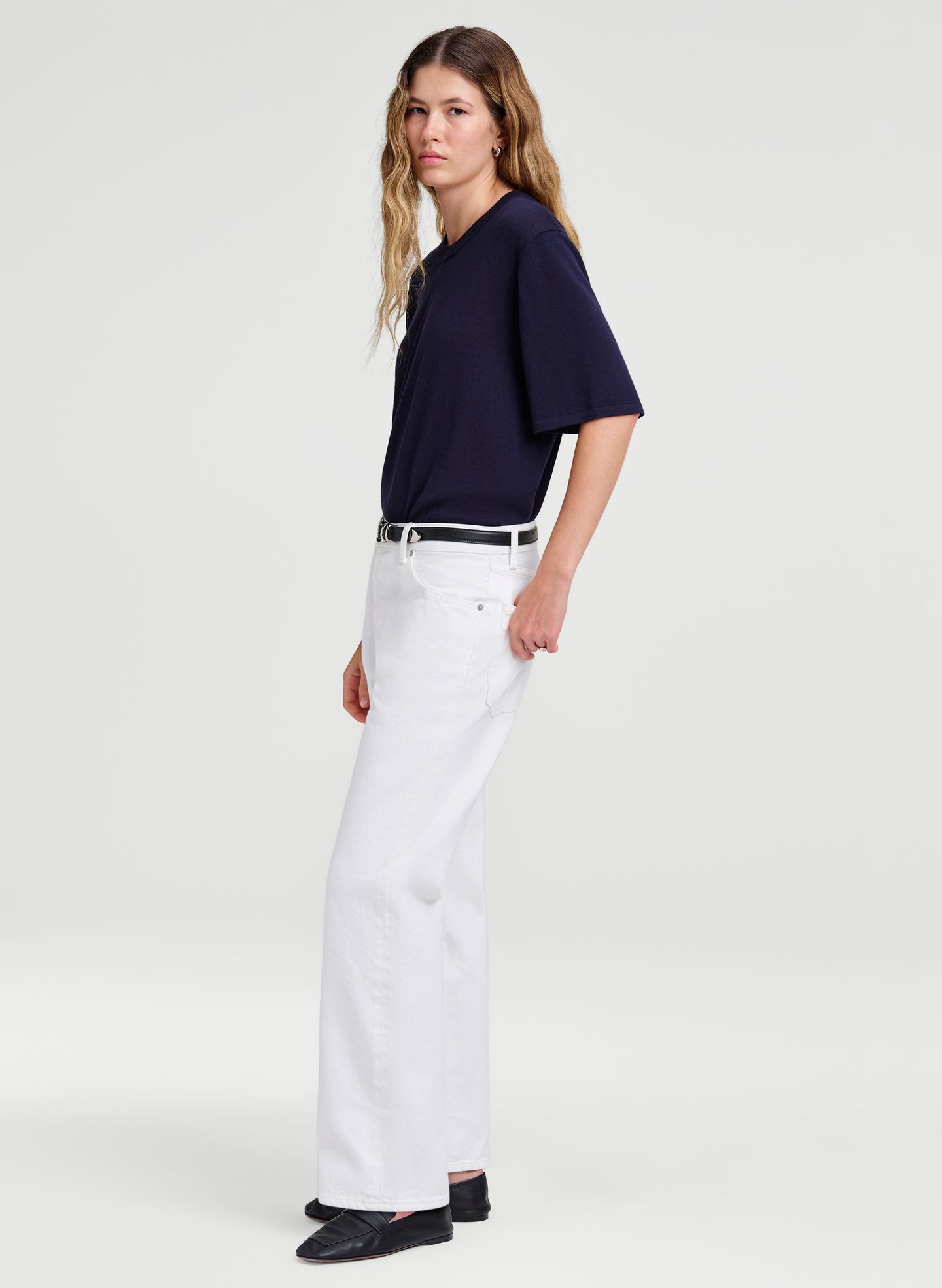 woman wearing blue top and white jeans
