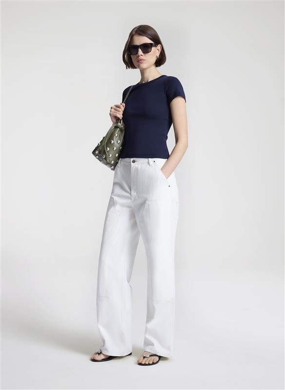 woman wearing navy blue tshirt and white denim jeans