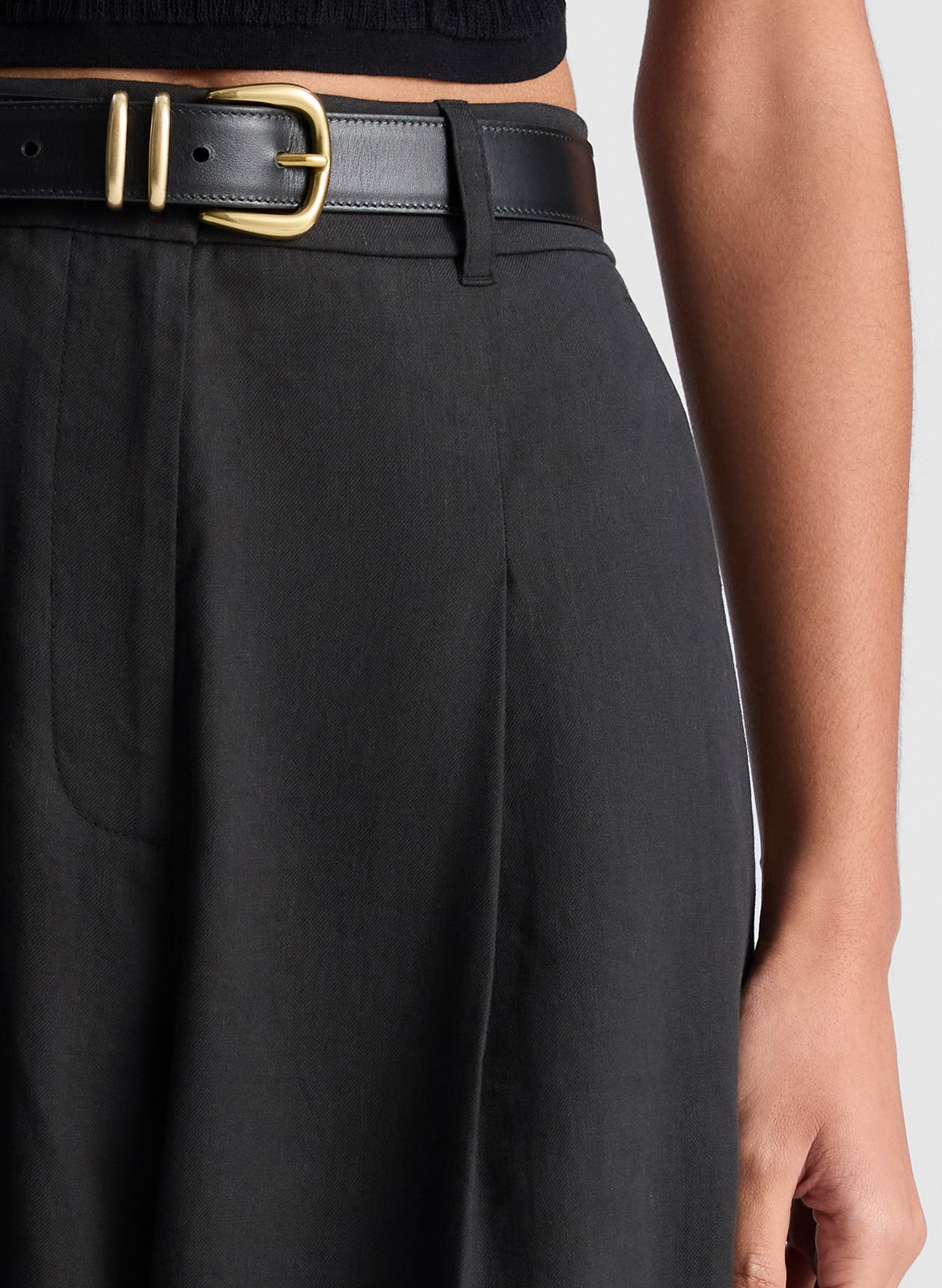 woman wearing black top and black pants