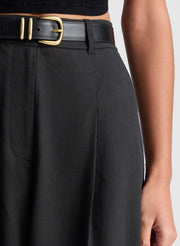 woman wearing black top and black pants