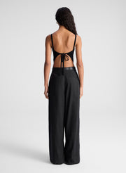 woman wearing black top and black pants