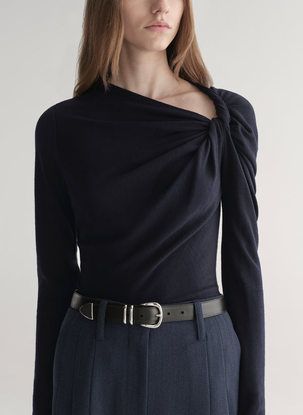 woman wearing navy blue top and navy blue pants