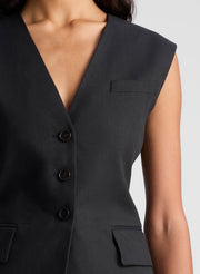 woman wearing black vest and black capri pants