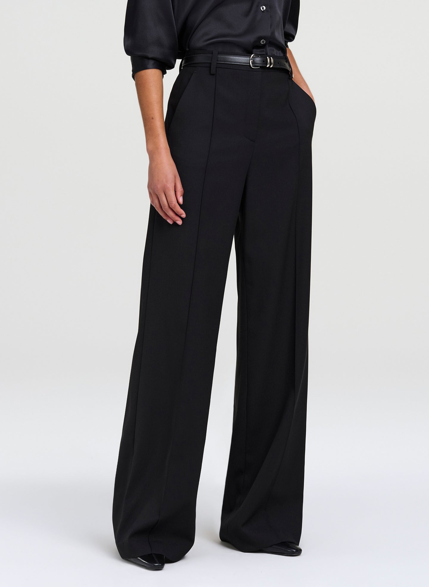 woman wearing black pants