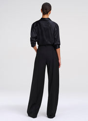 woman wearing black shirt and black pants