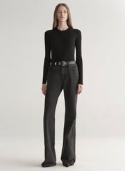 woman wearing black top and black denim jeans