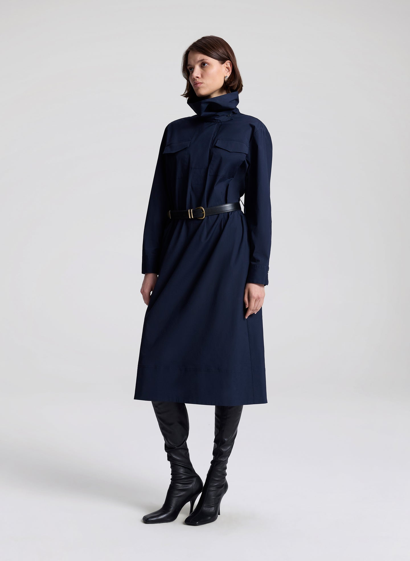 woman wearing navy blue dress with black belt 