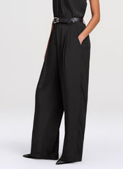 woman wearing black pants